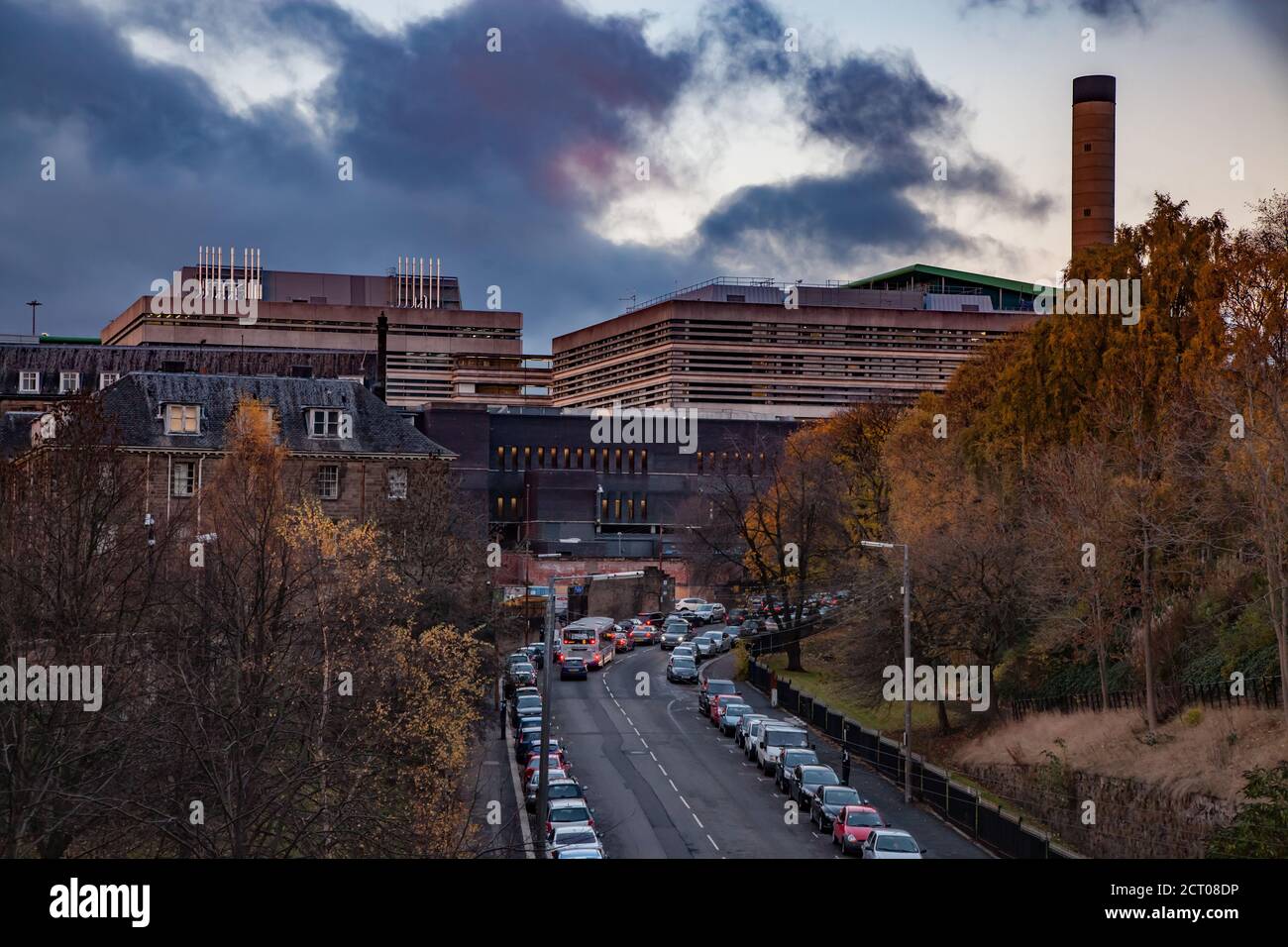 Glasgow / Écosse - 13 novembre 2013 : service de l'hôpital de Glasgow en automne et au coucher du soleil. Feuilles d'arbre jaunes. Ciel bleu avec coucher de soleil Banque D'Images