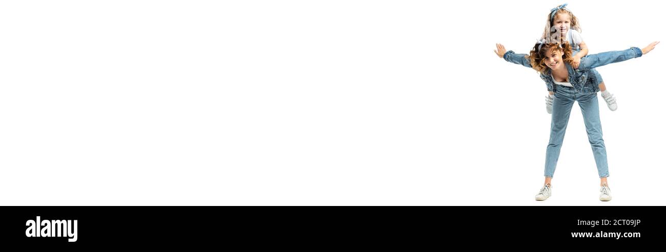 mère imitant l'avion avec la fille au dos isolée sur blanc, photo panoramique Banque D'Images