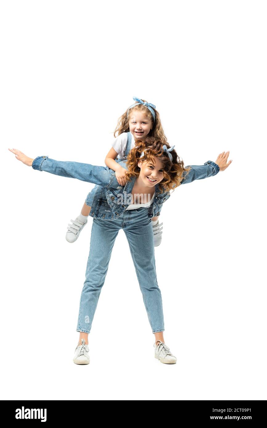 mère imitant le plan avec la fille au dos isolée sur blanc Banque D'Images