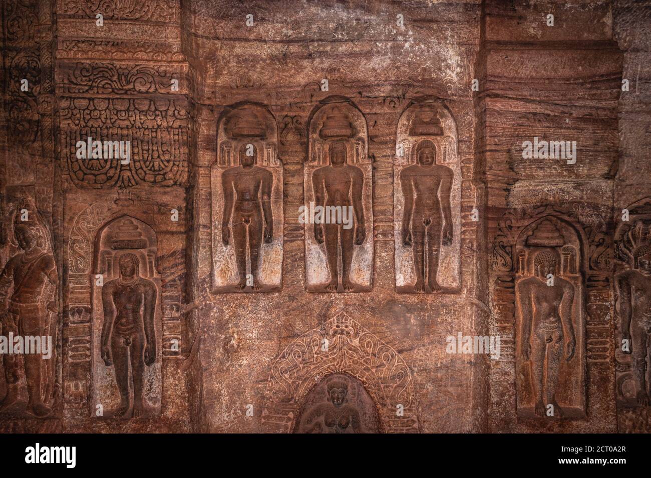 sculptures de grottes de badami des dieux de jain sculptées sur des murs l'art antique de pierre en détails l'image est prise à badami karnataka inde. c'est un site classé au patrimoine de l'unesco Banque D'Images