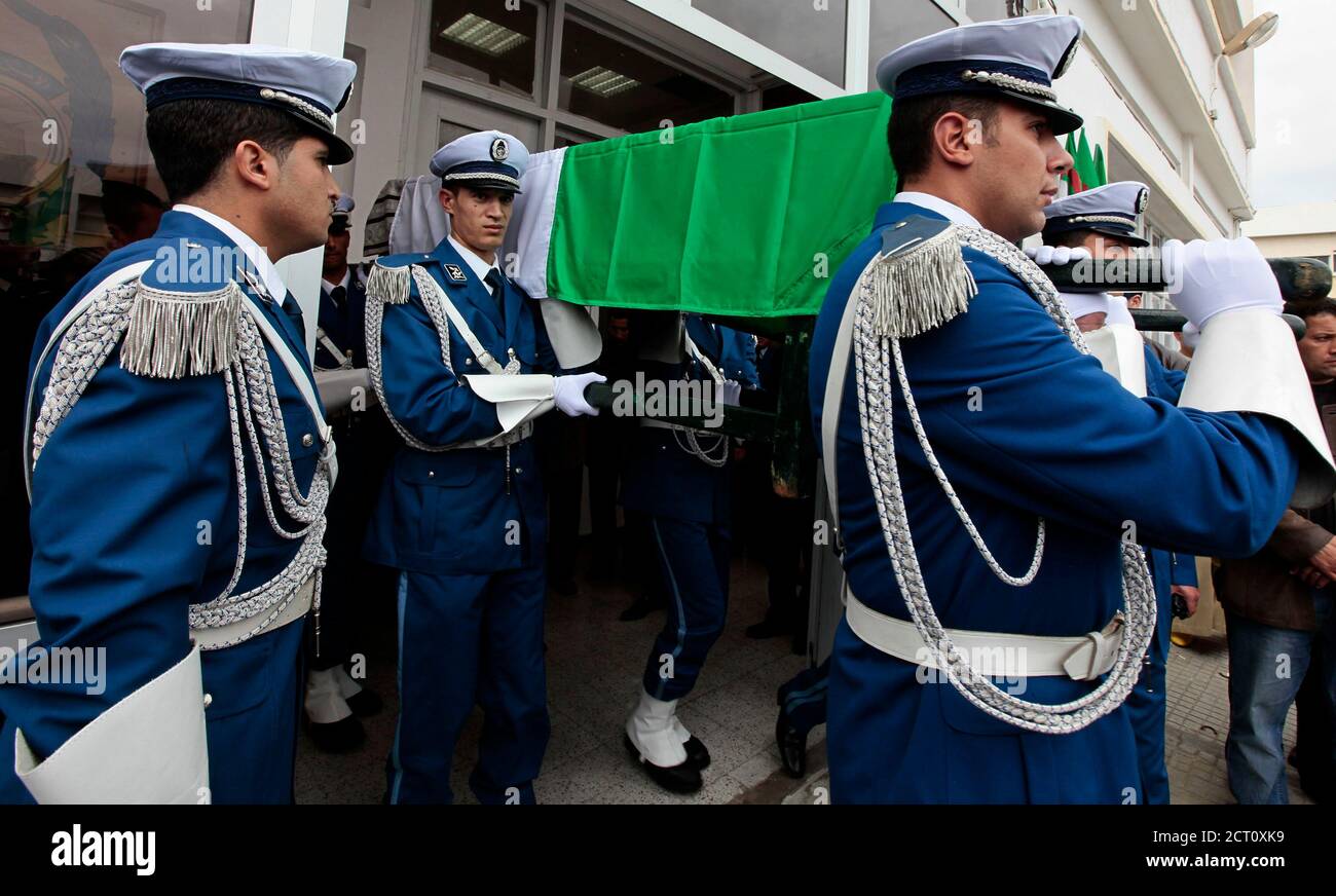 Les policiers algériens portent le cercueil drapé par le drapeau du chef de la police nationale Ali Tounsi lors d'une cérémonie pour rendre le dernier hommage à l'académie de formation de la