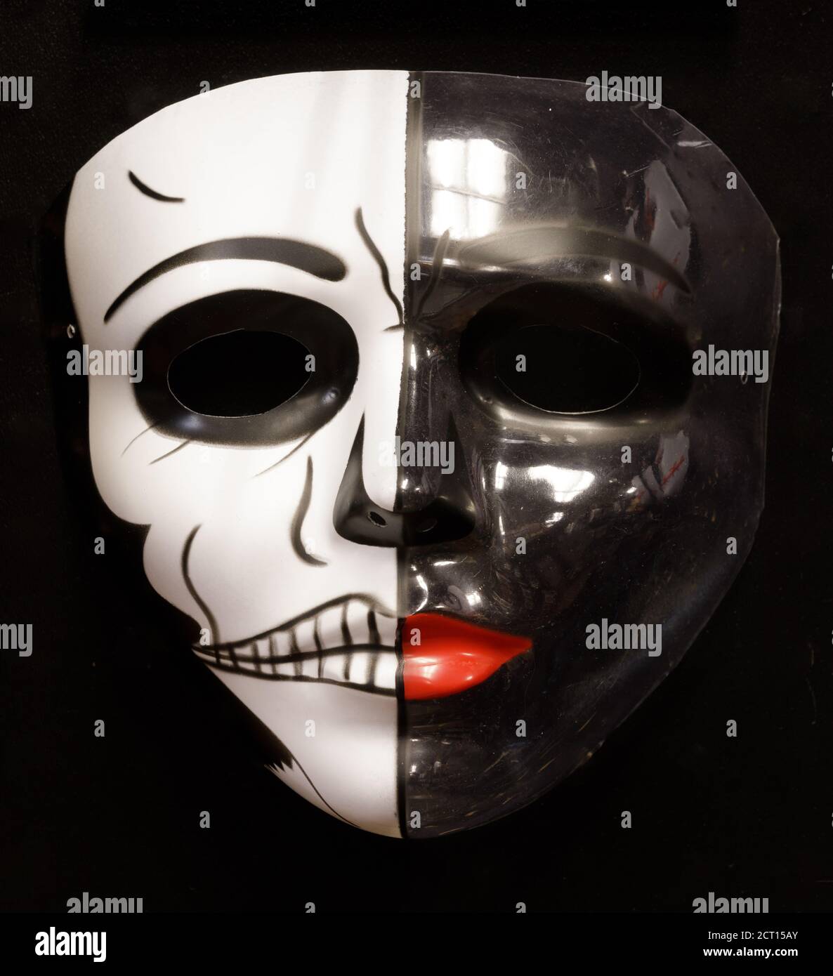 Masque en plastique Skeleton de femme isolé sur fond noir Banque D'Images