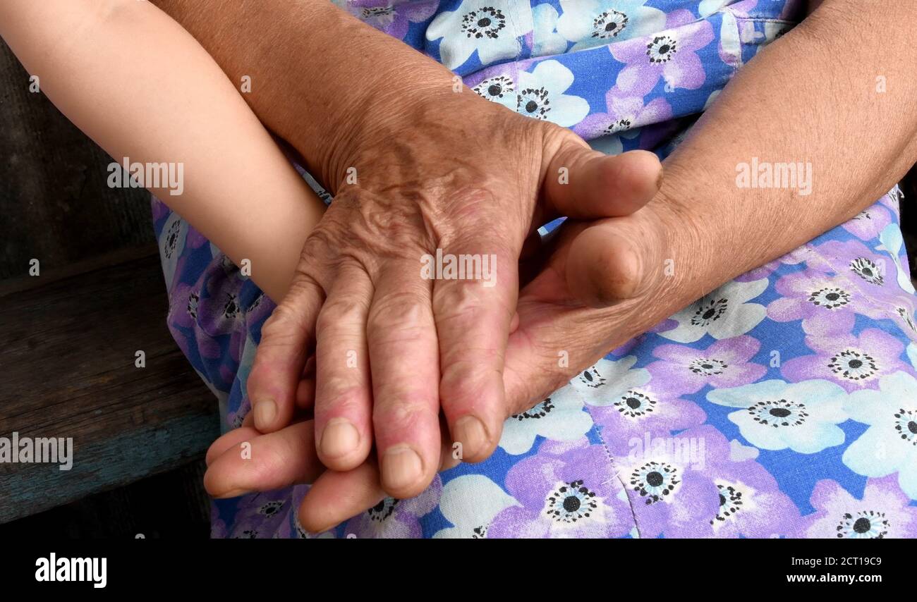 la mère tient dans ses mains une petite main de bébé. petite main
