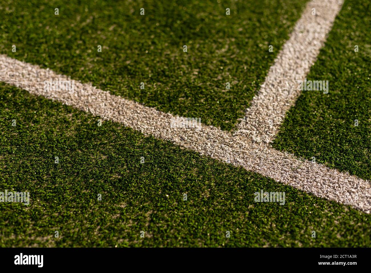 Un court de tennis synthétique vert vide montrant le côté et net Banque D'Images
