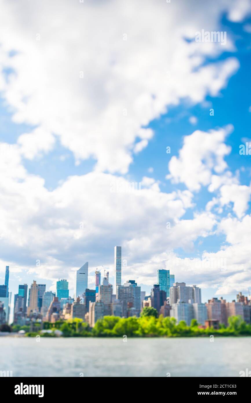 Des nuages flottent au-dessus du centre-ville de Manhattan depuis Queens à New York. Banque D'Images