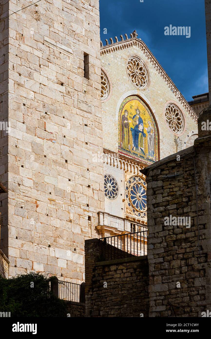 Vue partielle sur la cathédrale de Spoleto, un joyau architectural médiéval roman en Ombrie Banque D'Images