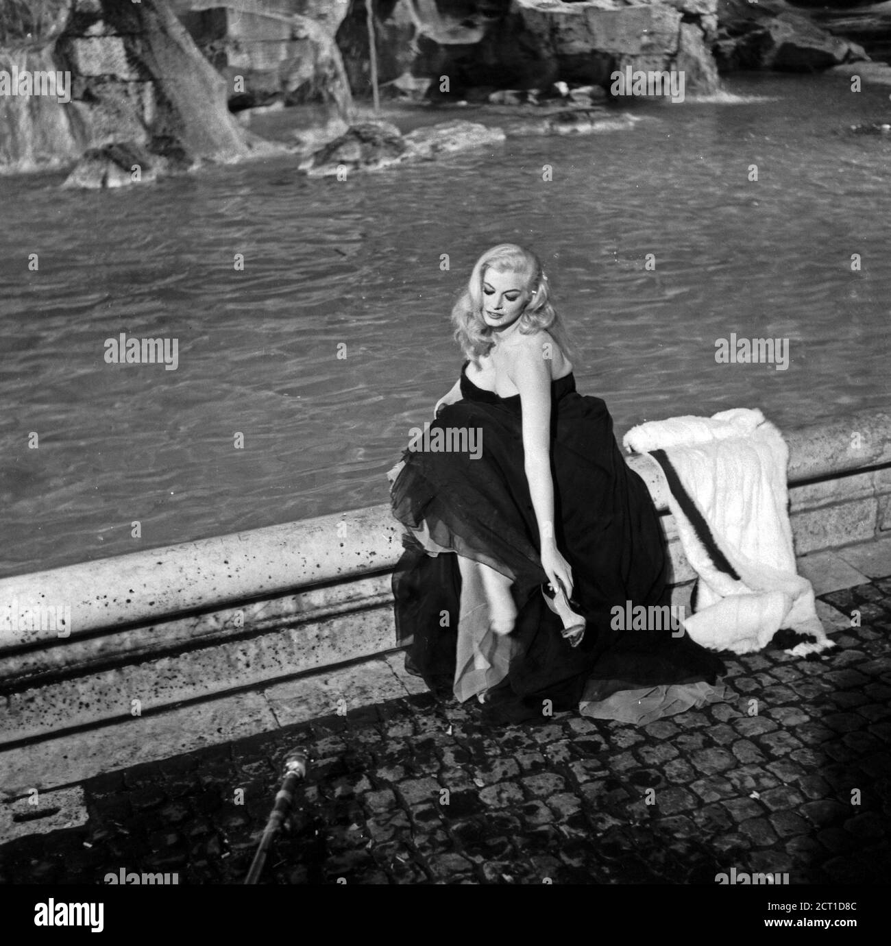 L #39 actrice Anita Ekberg pendant le traitement de la scène filmée dans la L #39 actrice Anita Ekberg pendant le traitement de la scène filmée dans la