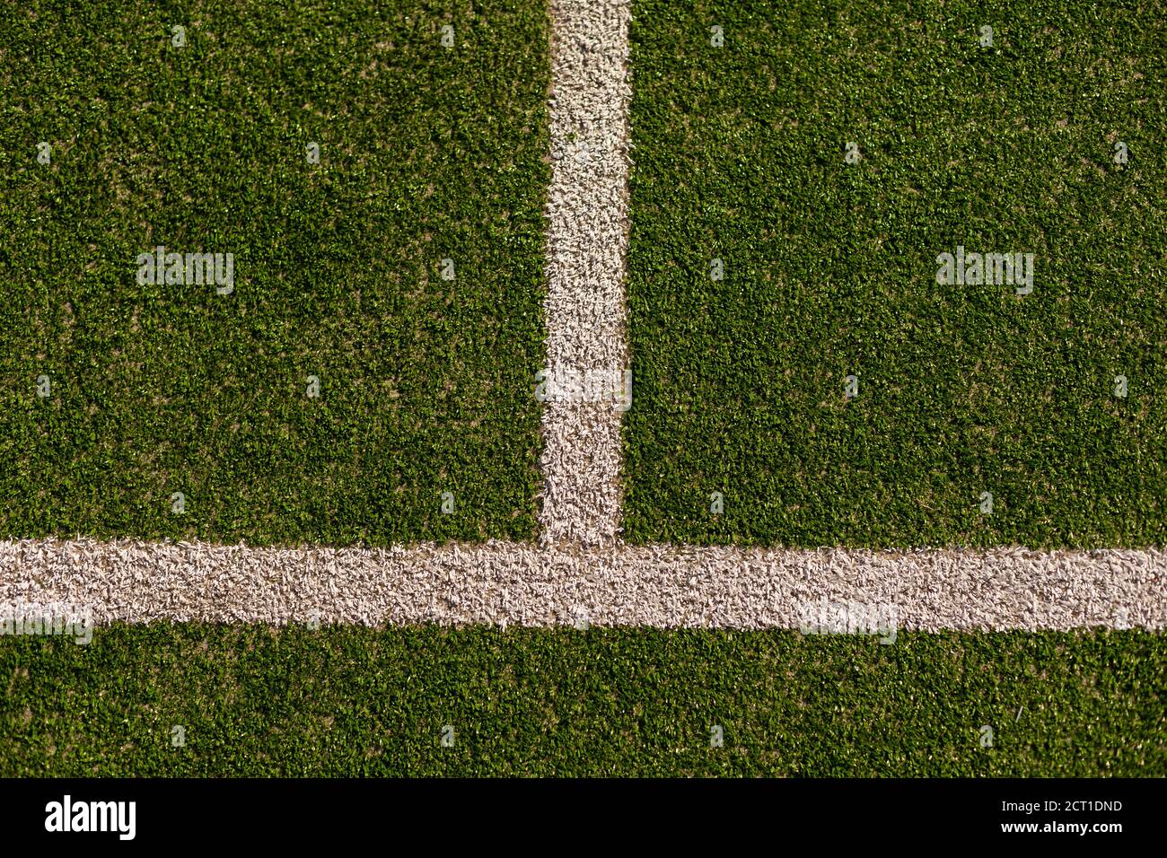Un court de tennis synthétique vert vide montrant le côté et net Banque D'Images