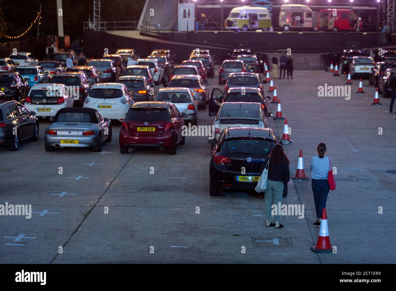 Le parking se remplit avant la répétition technique de la bohème de Puccini, interprétée par des membres de l'Opéra national anglais (ENO) comme un drive-in (ENO Drive and Live) au Palais Alexandra, le 18 septembre 2020, à Londres, en Angleterre. Il s'agit de la première production d'opéras en direct en Europe que le public peut découvrir en toute sécurité à partir de ses voitures et de la première performance publique d'ENO depuis la fermeture de son domicile du West End Colisseum, en raison du blocage de la pandémie du coronavirus en mars. Selon les derniers conseils du gouvernement. Chaque groupe est composé de 34 membres de l'Orchestre de l'ENO, 20 membres d'ENO Cho Banque D'Images