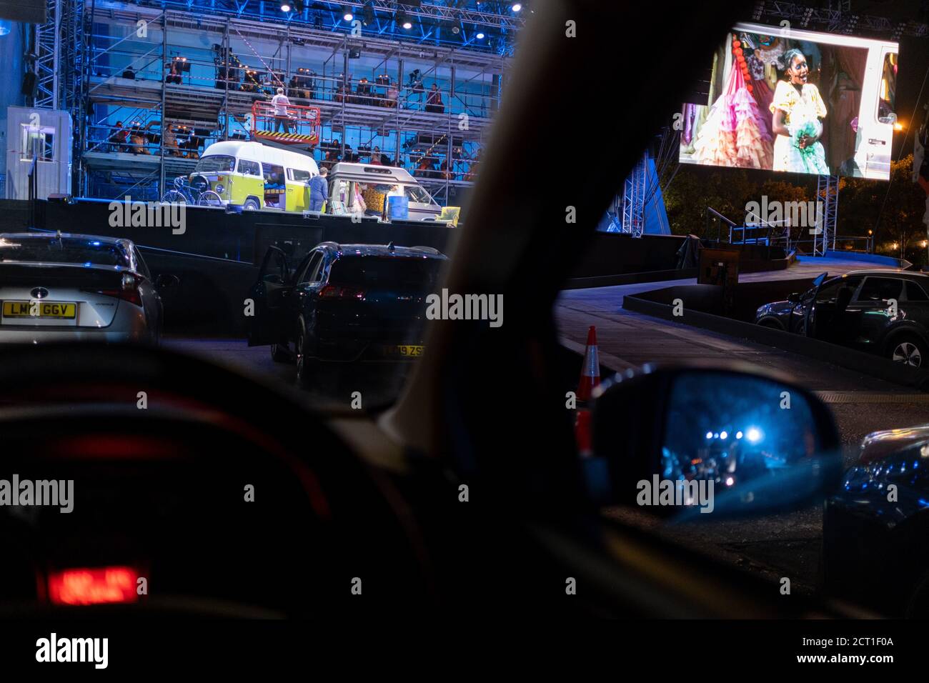 Vu depuis le siège conducteur, le Britannique Soprano Nardus Williams joue Mimi dans la bohème de Puccini, interprétée par l'Opéra national anglais (ENO) comme un drive-in (ENO Drive and Live) à Alexandra Palace, le 18 septembre 2020, à Londres, en Angleterre. Il s'agit de la première performance publique d'ENO depuis la fermeture de son domicile du West End Colisseum, en raison du confinement en cas de pandémie du coronavirus en mars. Il s'agit de la première production d'opéras en direct en Europe que le public peut découvrir en toute sécurité à partir de ses voitures et de la première représentation publique d'ENO depuis la fermeture de son domicile du West End Colisseum, en raison de Banque D'Images