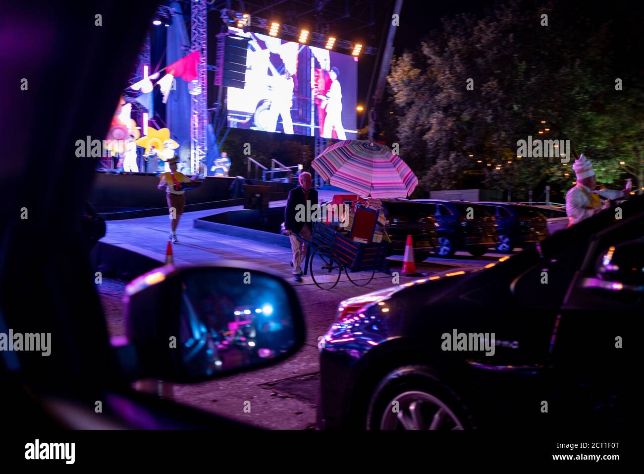 Vu depuis le siège conducteur, la Bohème de Puccini est interprétée par des membres de l'Opéra national anglais (ENO) comme un drive-in (ENO Drive and Live) à Alexandra Palace, le 18 septembre 2020, à Londres, en Angleterre. Il s'agit de la première performance publique d'ENO depuis la fermeture de son domicile du West End Colisseum, en raison du confinement en cas de pandémie du coronavirus en mars. Il s'agit de la première production d'opéras en direct en Europe que le public peut découvrir en toute sécurité à partir de ses voitures et de la première performance publique d'ENO depuis la fermeture de son domicile du West End Colisseum, en raison du lockdo pandémique du coronavirus Banque D'Images