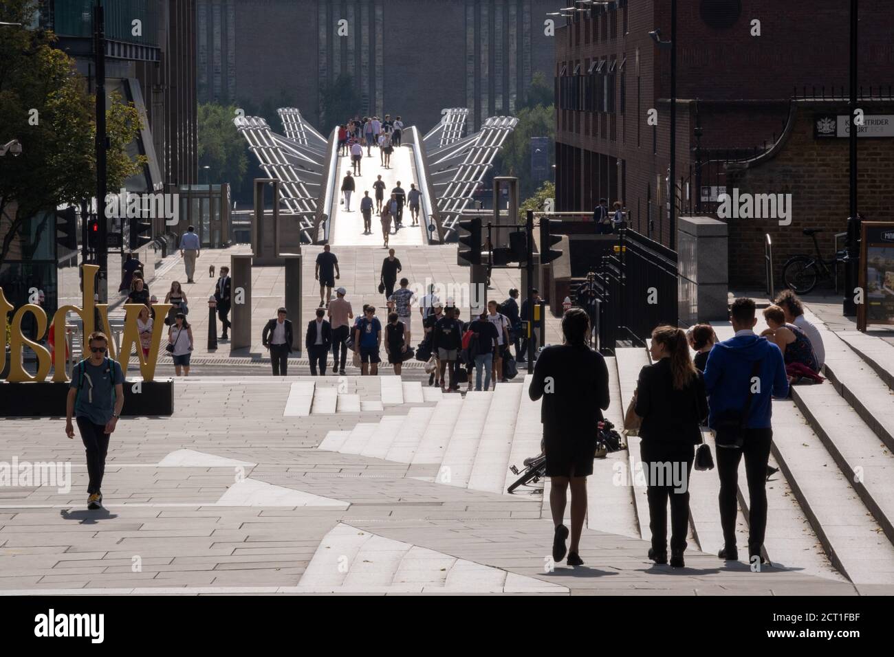 Lors de la pandémie du coronavirus, les Londoniens et les visiteurs de la capitale traversent Peter's Hill, dont la fin est le pont du millénaire qui traverse la Tamise vers Tate Modern, le 16 septembre 2020, à Londres, en Angleterre. Banque D'Images