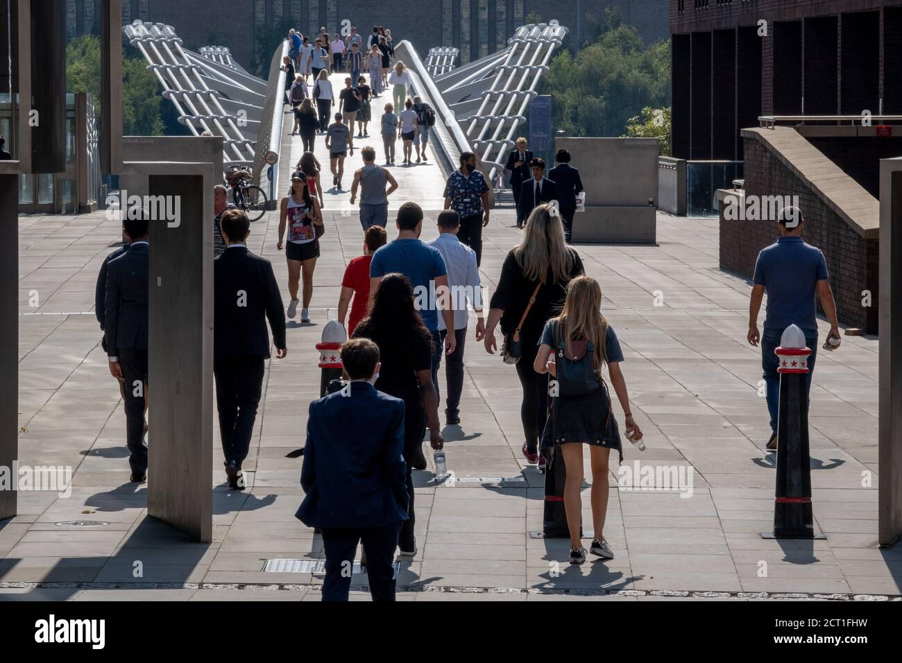 Lors de la pandémie du coronavirus, les Londoniens et les visiteurs de la capitale traversent Peter's Hill, dont la fin est le pont du millénaire qui traverse la Tamise vers Tate Modern, le 16 septembre 2020, à Londres, en Angleterre. Banque D'Images