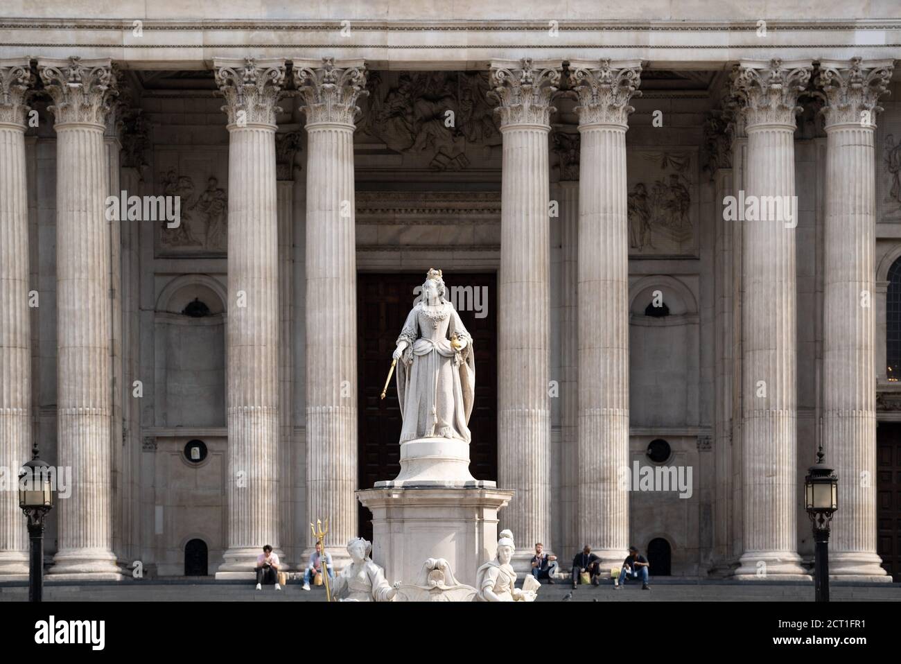 Les visiteurs se reposent sur les marches de la cathédrale Saint-Paul avec la statue de la reine Anne sur la piste de ce célèbre monument londonien, le 16 septembre 2020, à Londres, en Angleterre. La statue est une copie d'une sculpture de Francis Bird en marbre de Carrara en 1712 qui se trouvait auparavant au même endroit. La reine Anne était le monarque britannique au pouvoir lorsque la nouvelle cathédrale Saint-Paul a été achevée en 1710. Banque D'Images