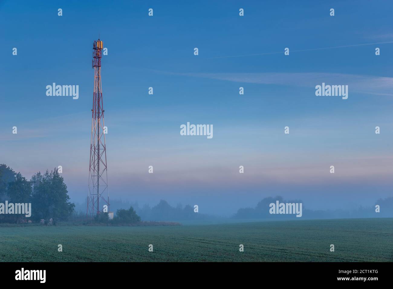 le mât du réseau mobile sur le terrain le matin Banque D'Images