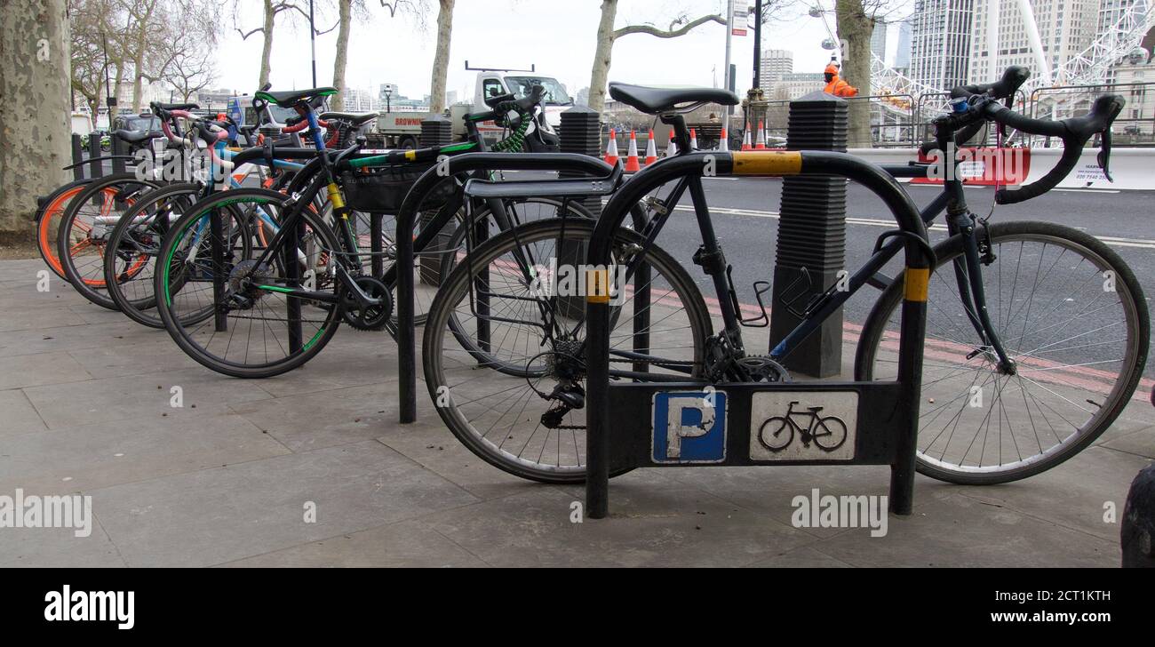 Londres, Angleterre/Royaume-Uni- 02/14/2020- kiosque à bicyclettes, Westminster, Embankment, Londres Banque D'Images