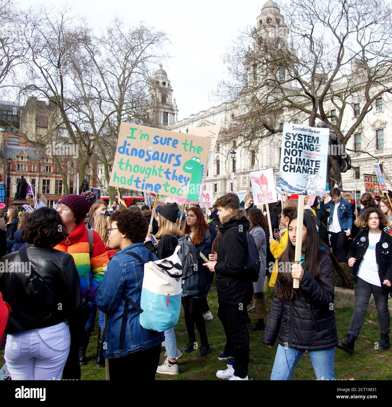 Londres, Angleterre, Royaume-Uni - 02/14/2020 : des étudiants brandissant des banderoles, frappant et protestant pour l'action climatique sur la place du Parlement Banque D'Images