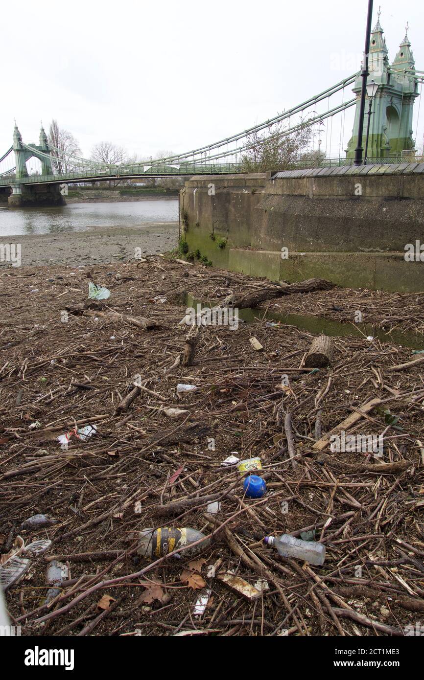 Londres, Angleterre, Royaume-Uni - 02/10/2020: Pollution de la Tamise à marée basse à Londres, à côté du pont Hammersmith Banque D'Images