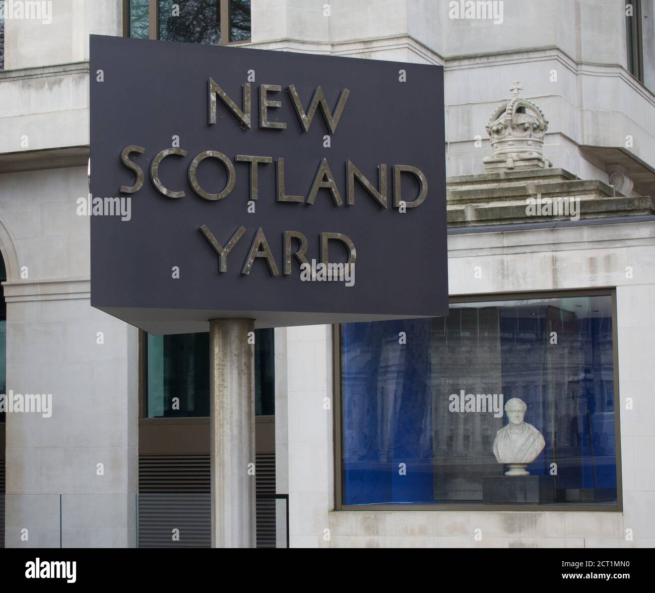 Londres, Angleterre, Royaume-Uni - 02/14/2020- panneau New Scotland Yard, à l'extérieur de la police métropolitaine de Londres, sur le Victoria Embankment, Westminster. Banque D'Images