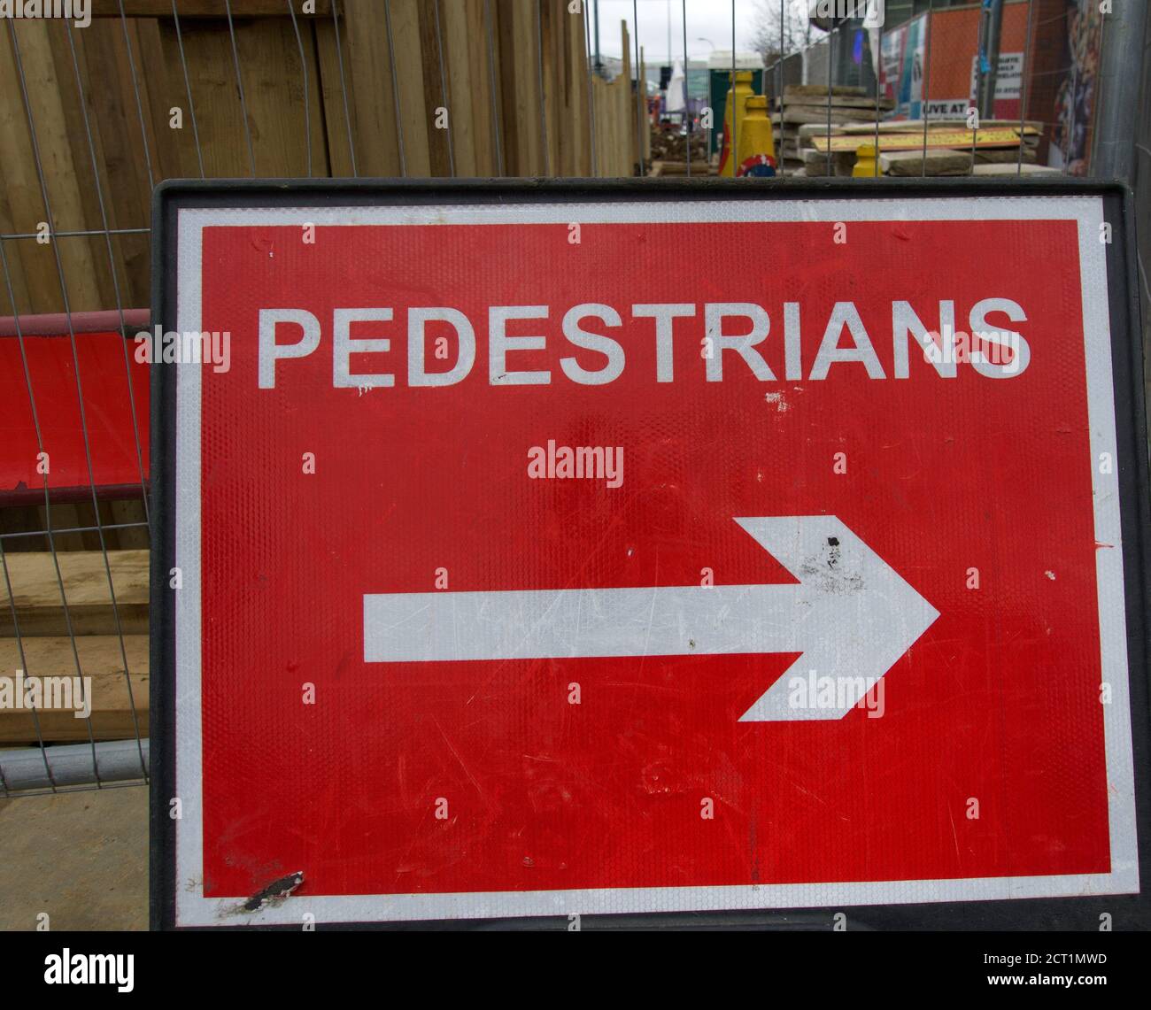 Londres, Angleterre/Royaume-Uni - 02/15/2020- signe de détour temporaire pour piétons près d'un chantier de construction à Londres. Banque D'Images
