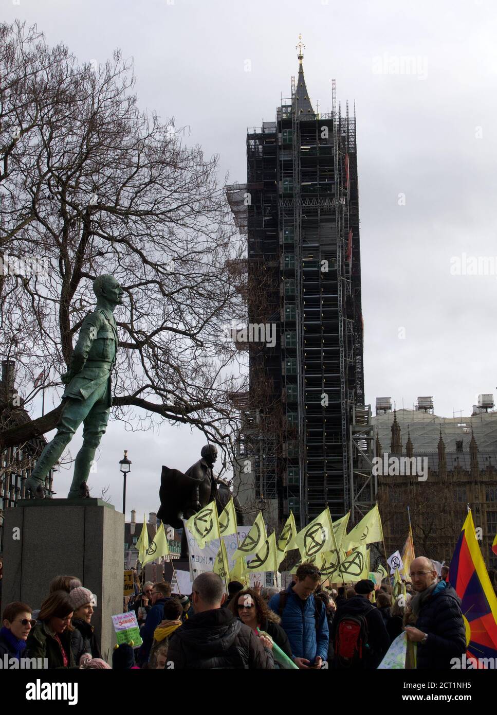 Londres, Angleterre, Royaume-Uni - 02/14/2020 : des étudiants brandissant des banderoles, frappant et protestant pour l'action climatique sur la place du Parlement Banque D'Images