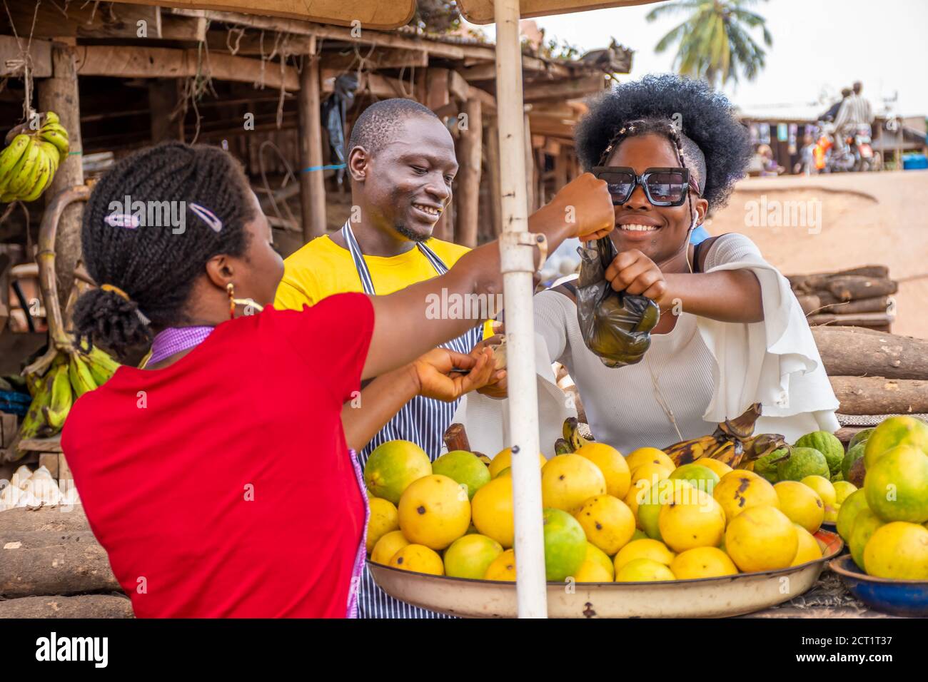 afrique dame achetant des produits alimentaires dans un marché local Banque D'Images