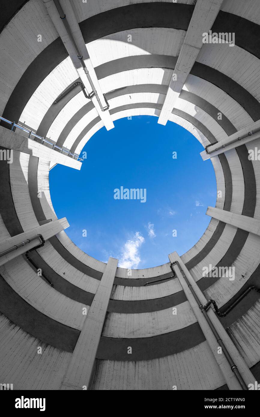 Ciel bleu au milieu de l'entraînement de la maison de parc en spirale Banque D'Images