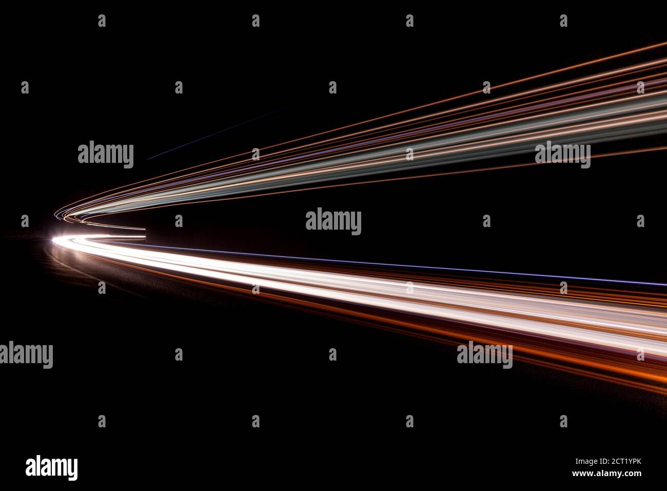 Tralight Light trails dans le tunnel. Art image. Une longue exposition photo prise dans un tunnel. Banque D'Images Tralight Light trails dans le tunnel. Art image. Une longue exposition photo prise dans un tunnel. Banque D'Images