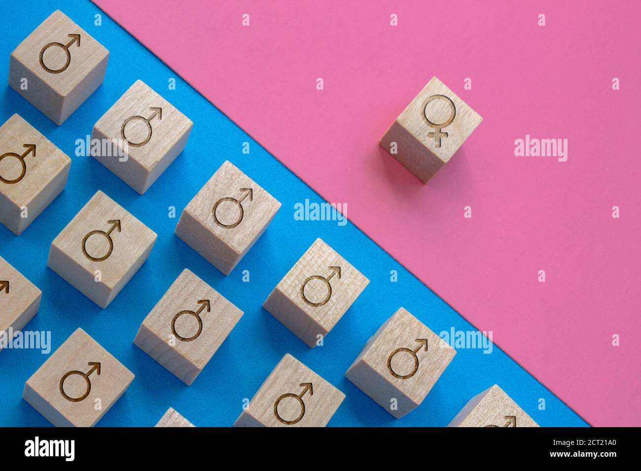 Symboles femme et homme icônes bois blocs sur fond bleu et rose. Concept de l'inégalité des sexes salaire. Le pouvoir des femmes. Banque D'Images