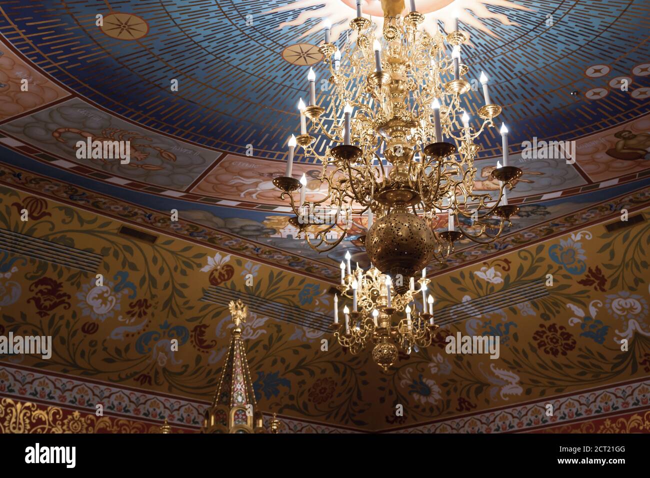 Moscou, Russie - 5 septembre 2020. Beau lustre avec bougies à l'intérieur du palais du tsar Alexei Mikhaïlovich Romanov, Maison du Père de Pierre Banque D'Images