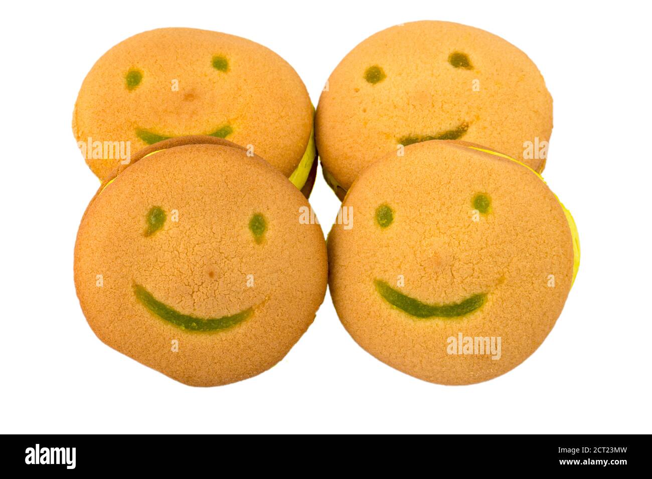 Souriez les biscuits avec la garniture de banane sur fond blanc Banque D'Images