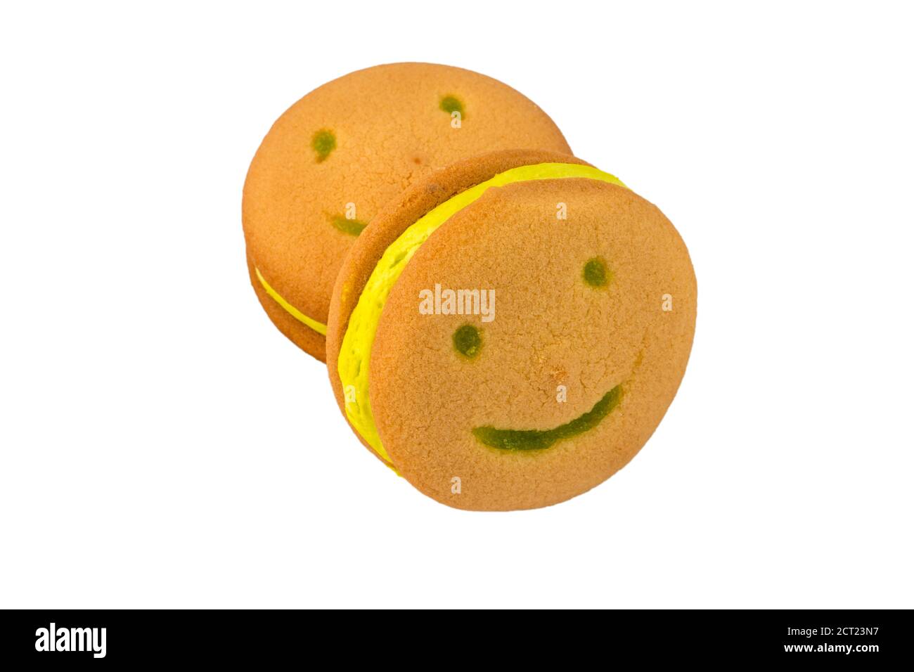 Souriez les biscuits avec la garniture de banane sur fond blanc Banque D'Images