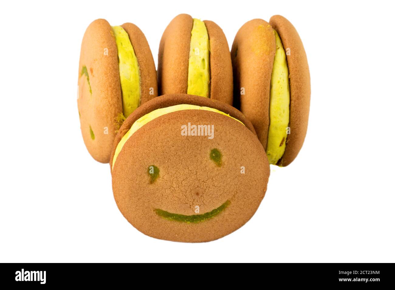 Souriez les biscuits avec la garniture de banane sur fond blanc Banque D'Images