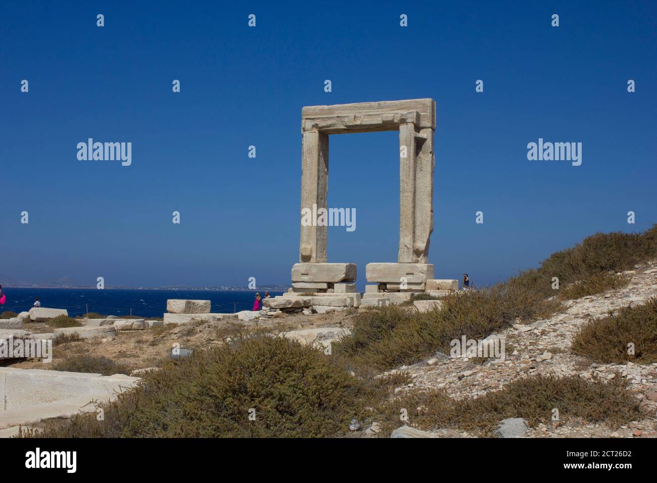NAXOS, GRÈCE - 16 2018 AOÛT : vue de jour sur la porte en marbre de Portara à Naxos Banque D'Images
