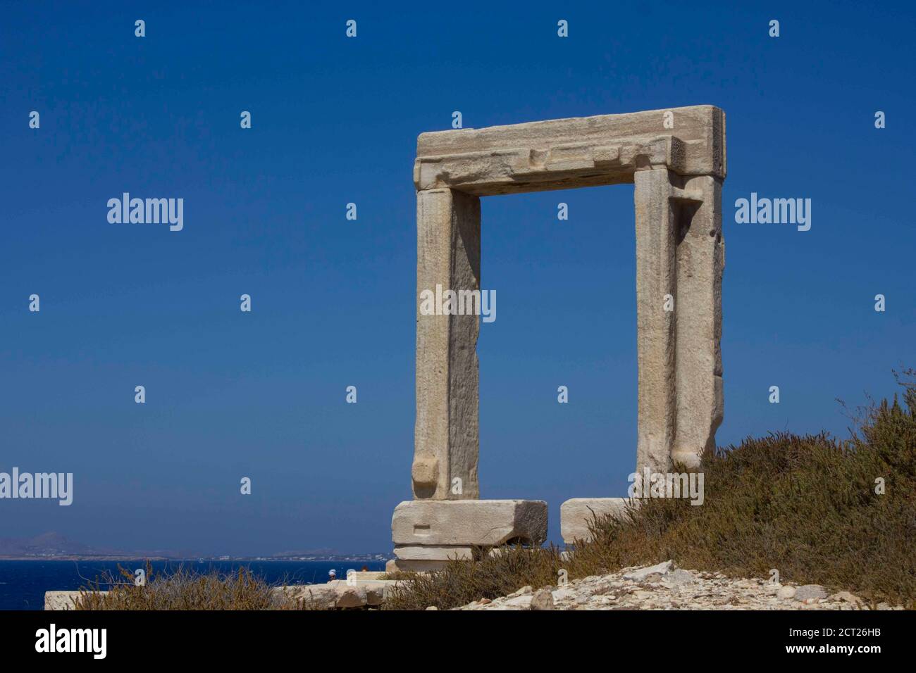 Vue de jour de la porte en marbre de Portara à Naxos Banque D'Images
