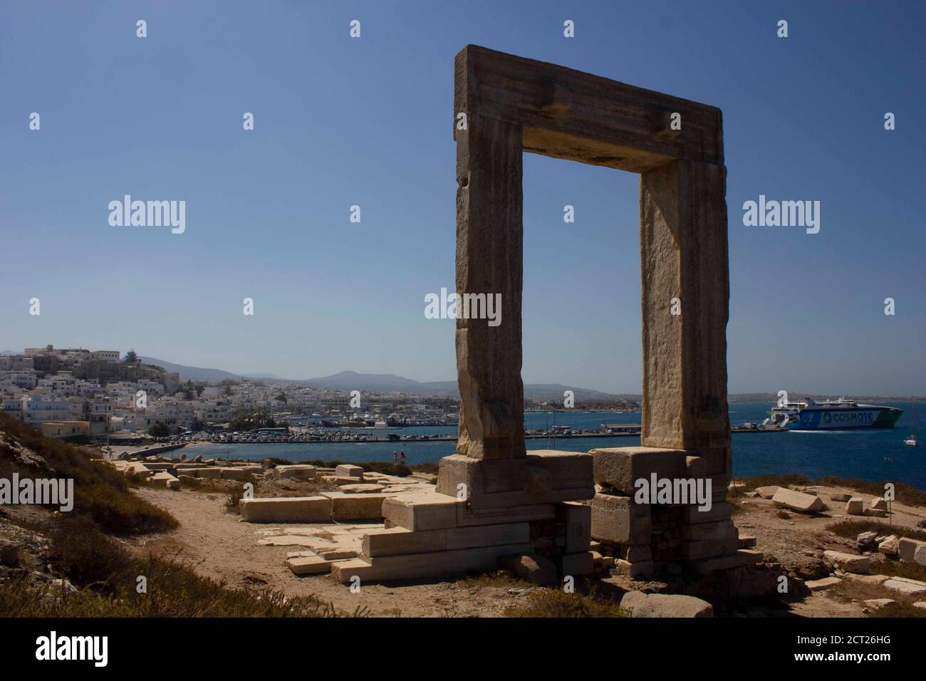Vue de jour de la porte en marbre de Portara à Naxos Banque D'Images