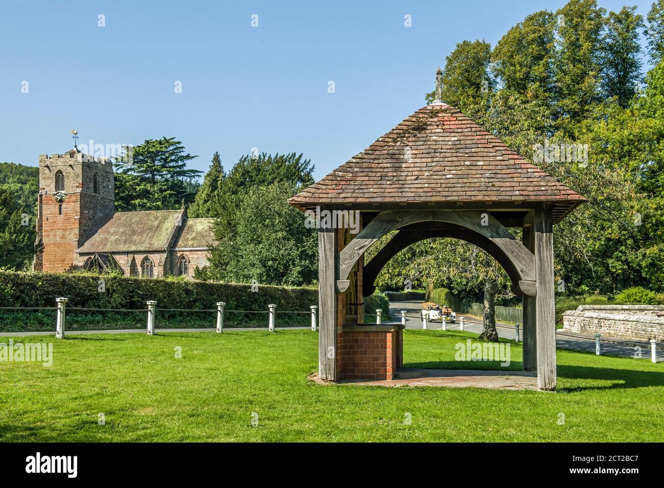 Le village vert à Eastnor juste en dessous des collines de Malvern dans le Herefordshire, montrant l'église paroissiale du village et Banque D'Images