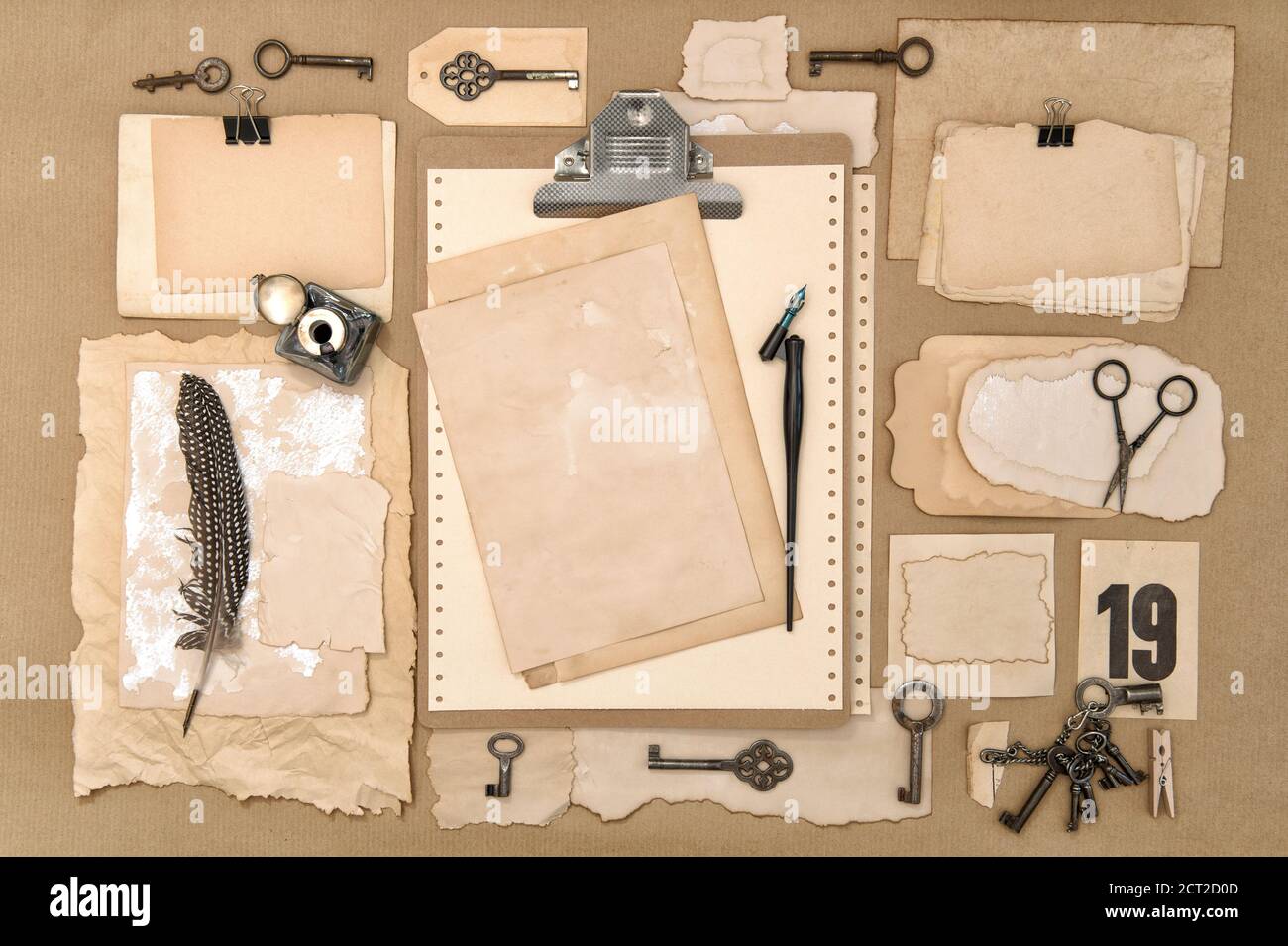 Presse-papiers avec du papier usagé, des outils de scrapbooking et d'écriture Banque D'Images