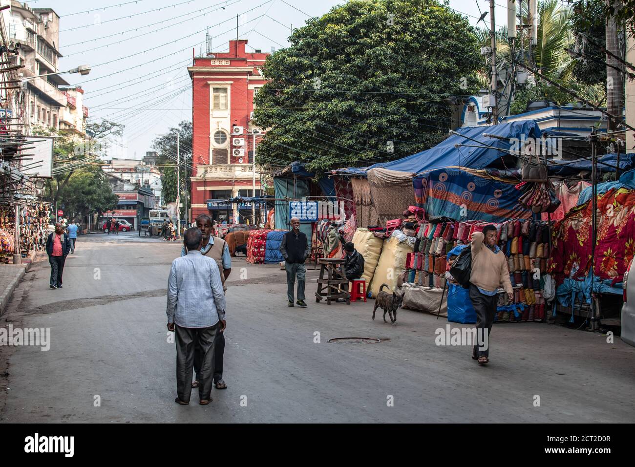 Kolkata, Inde - 1er février 2020 : des hommes non identifiés se tiennent et se parlent et se promène devant les étals du marché local le 1er février 2020 Banque D'Images