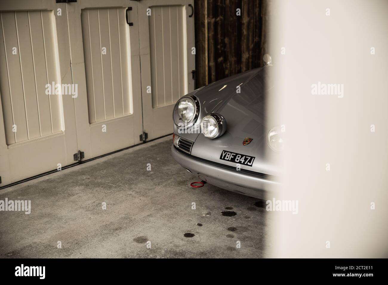 Une Porsche 911TR 1968 cachée dans un garage exposé au Bicester Heritage Sunday Scramble. Banque D'Images