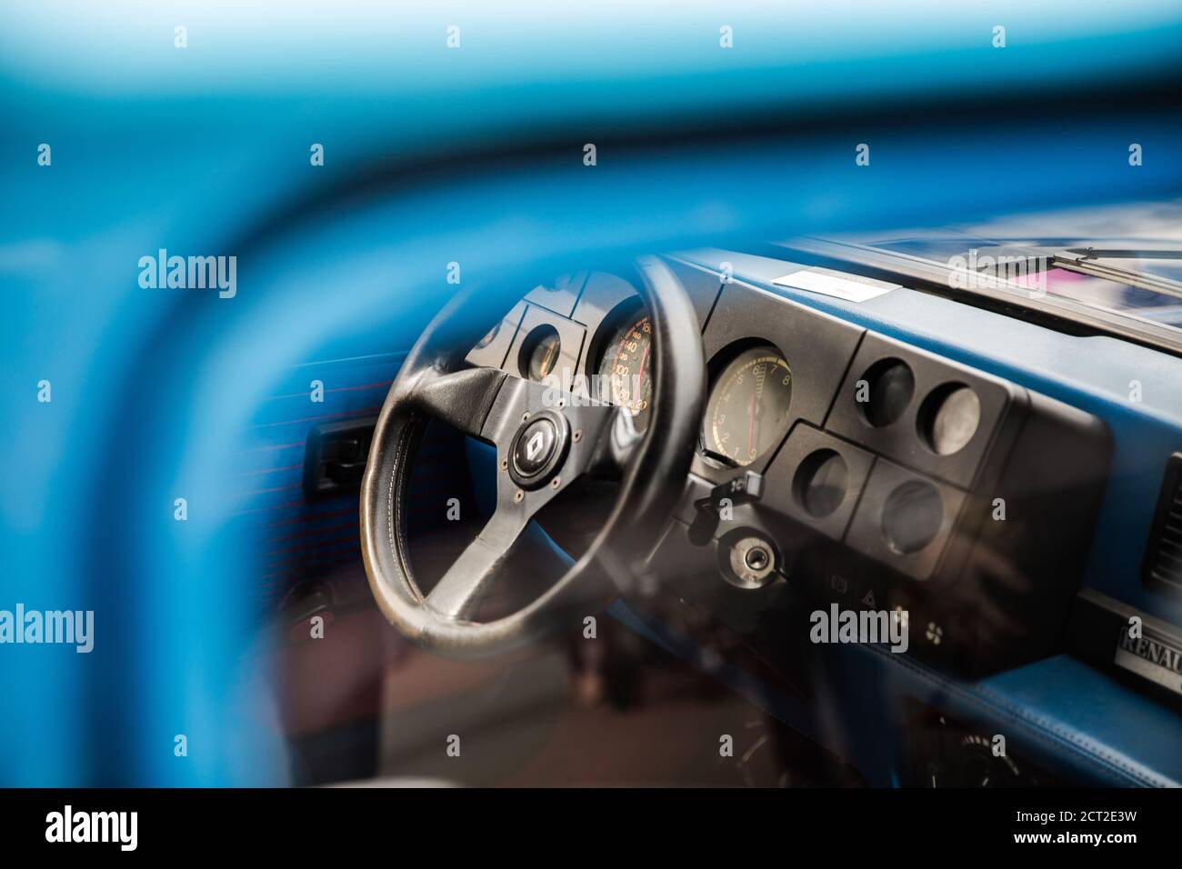 Vue par la fenêtre d'un Renault 5 GT turbo Au Bicester Heritage Sunday Scramble Banque D'Images