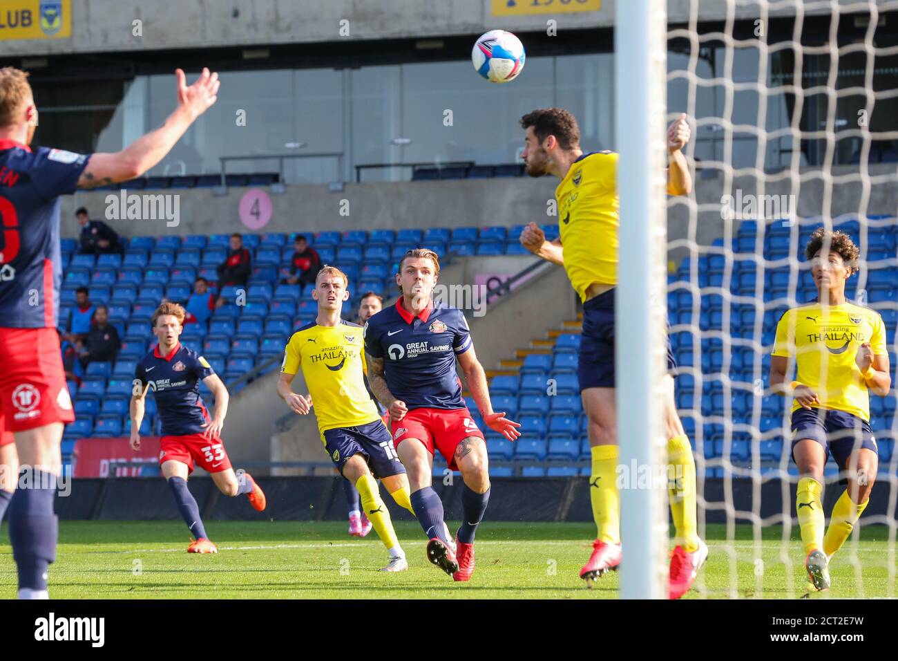 Oxford, Royaume-Uni. 19 septembre 2020. Max Power of Sunderland regarde Elliott Moore pendant le match à huis clos de la Sky Bet League 1 entre Oxford United et Sunderland au Kassam Stadium, à Oxford, en Angleterre, le 19 septembre 2020. Photo de Nick Browning/Prime Media Images. Crédit : Prime Media Images/Alamy Live News Banque D'Images