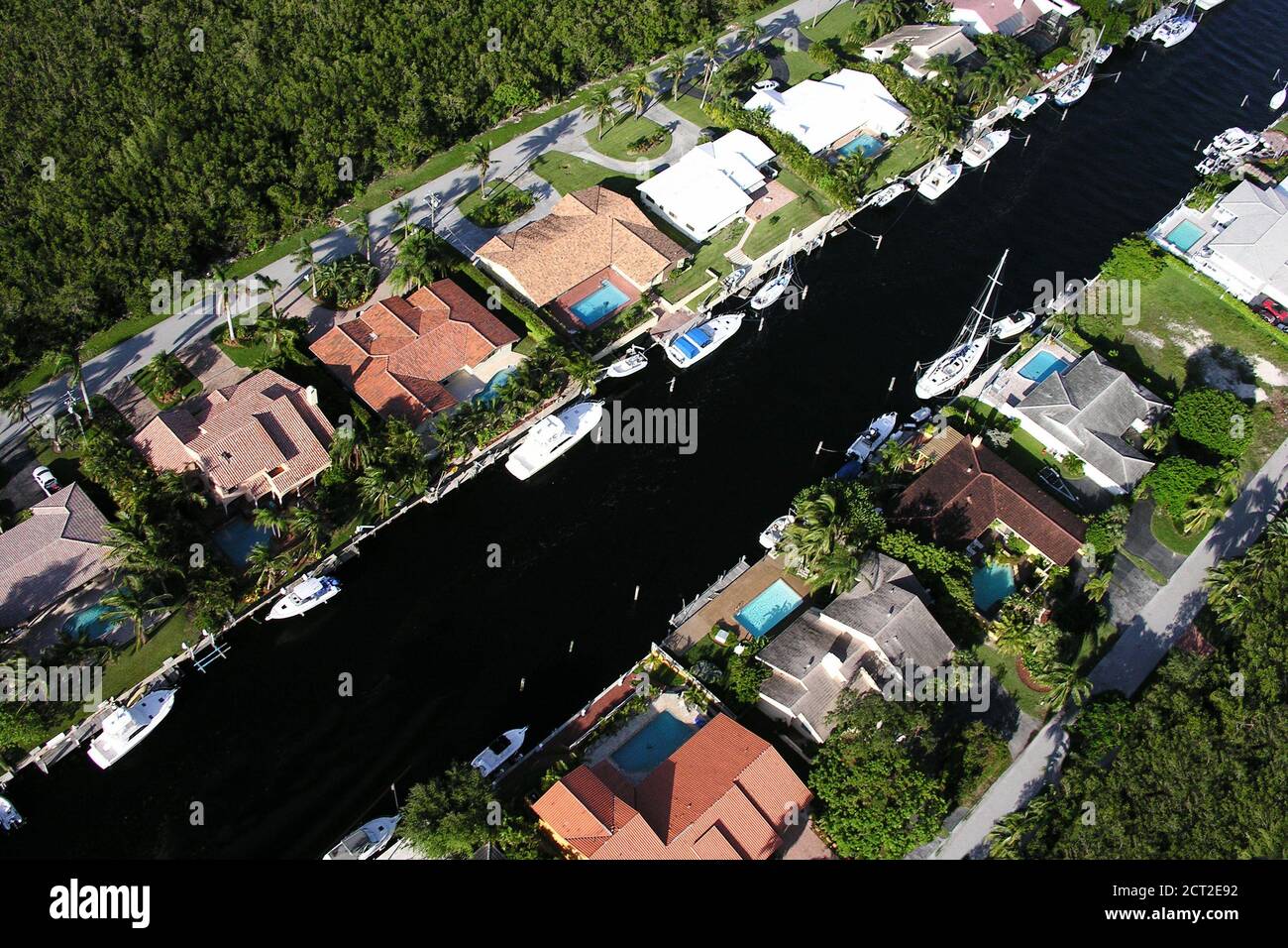 Miami, Floride, États-Unis - septembre 2005 : vue aérienne des maisons et des bateaux le long du canal près de la rivière Miami. Banque D'Images Miami, Floride, États-Unis - septembre 2005 : vue aérienne des maisons et des bateaux le long du canal près de la rivière Miami. Banque D'Images