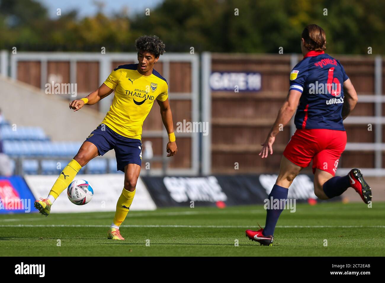 Oxford, Royaume-Uni. 19 septembre 2020. Sean Clare, d'Oxford United, contrôle le ballon, alors que Max Power of Sunderland le ferme, lors du match à huis clos de Sky Bet League 1 entre Oxford United et Sunderland au Kassam Stadium, à Oxford, en Angleterre, le 19 septembre 2020. Photo de Nick Browning/Prime Media Images. Crédit : Prime Media Images/Alamy Live News Banque D'Images