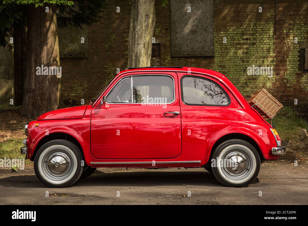 Un fiat rouge 500 au Bicester Heritage Sunday Scramble Banque D'Images