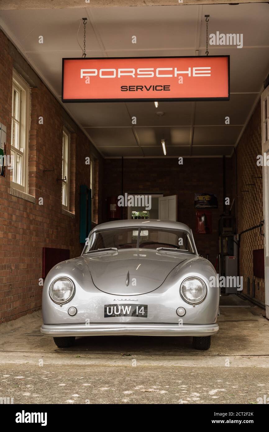 Une Porsche 356 garée dans un garage de service au Bicester Heritage Sunday Scramble Banque D'Images