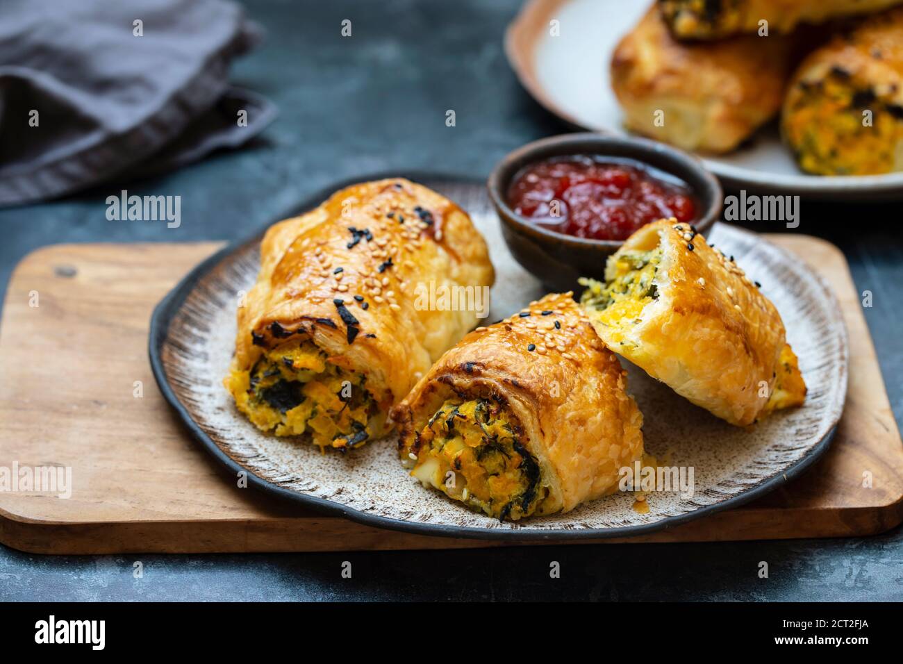 Petits pains de pâte de courge musquée végétarienne avec chutney de tomates Banque D'Images