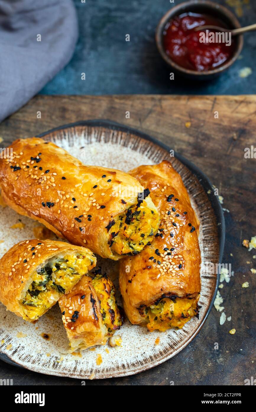 Petits pains de pâte de courge musquée végétarienne avec chutney de tomates Banque D'Images