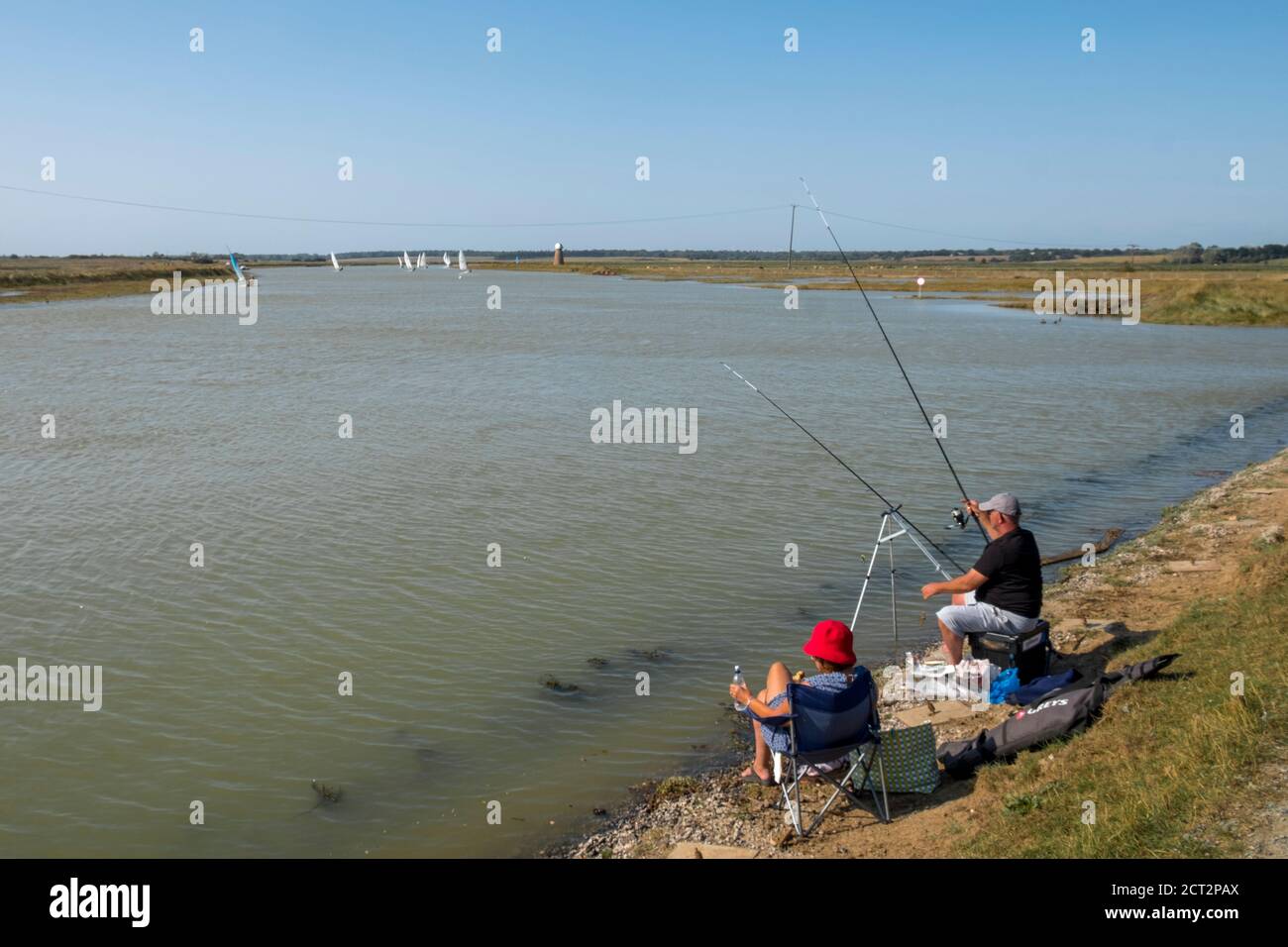 Pêche à la ligne sur la rivière Blyth, Southwold, Suffolk, Angleterre, Royaume-Uni. Banque D'Images