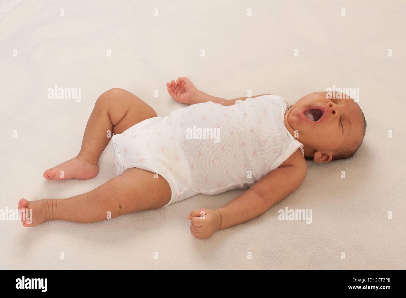 Developpement Du Nourrisson 6 Semaines Nouveau Ne Bebe Fille Sur Le Dos Baillement Reflex Sur Toute La Longueur Photo Stock Alamy
